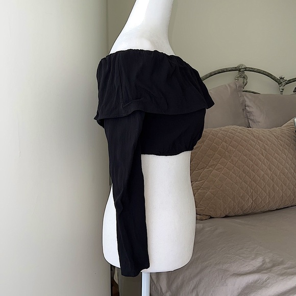 UO Silence + Noise Off-the-Shoulder Crop Top - Picture 2 of 11